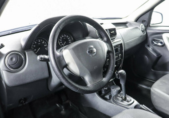 Подержанный автомобиль Nissan Terrano 2014 года (6 фото)