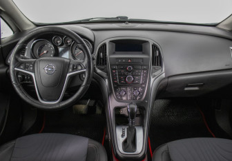Подержанный автомобиль Opel Astra Sedan 2013 года (13 фото)