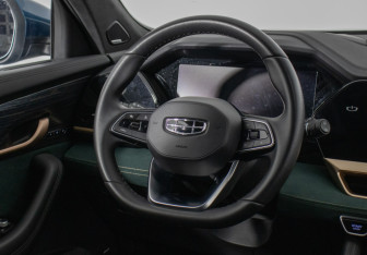 Подержанный автомобиль Geely Monjaro 2023 года (15 фото)