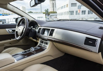 Подержанный автомобиль Jaguar XF Sedan 2013 года (15 фото)