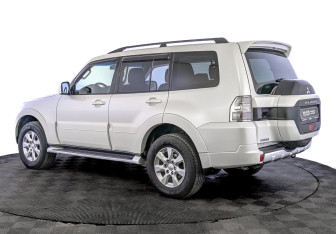 Подержанный автомобиль Mitsubishi Pajero 2018 года (7 фото)