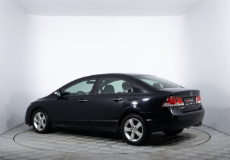 Подержанный автомобиль Honda Civic Sedan 2010 года (7 фото)