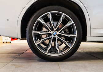 Подержанный автомобиль BMW X3 2024 года (31 фото)