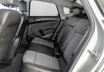 Подержанный автомобиль Opel Astra Sedan 2014 года (12 фото)