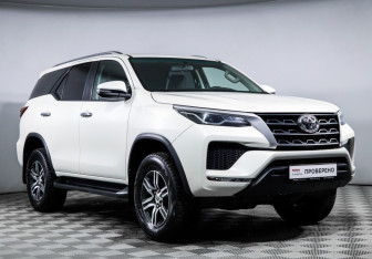 Подержанный автомобиль Toyota Fortuner 2022 года (3 фото)