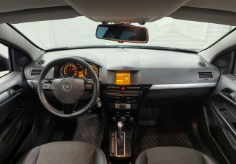 Подержанный автомобиль Opel Astra Sedan 2010 года (11 фото)