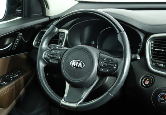 Подержанный автомобиль Kia Sorento 2017 года (18 фото)