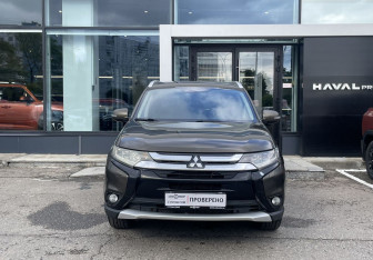 Подержанный автомобиль Mitsubishi Outlander 2015 года (2 фото)