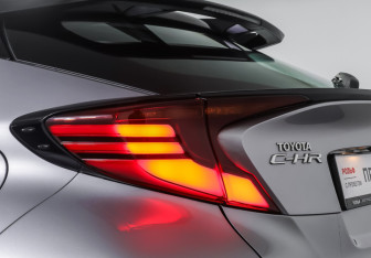 Подержанный автомобиль Toyota C-HR 2021 года (19 фото)