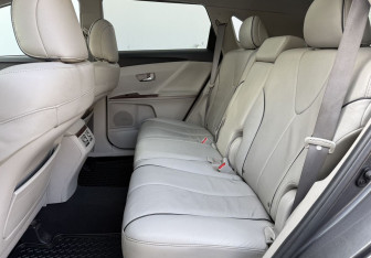 Подержанный автомобиль Toyota Venza 2010 года (11 фото)