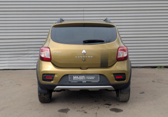 Подержанный автомобиль Renault Sandero 2017 года (6 фото)