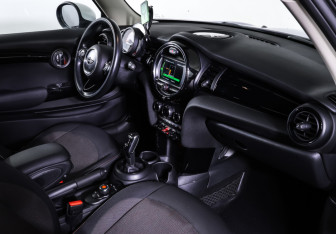 Подержанный автомобиль MINI Hatch 2018 года (11 фото)