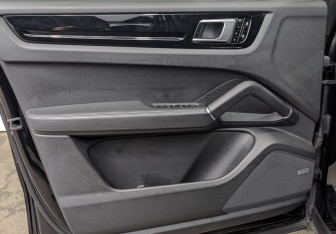 Подержанный автомобиль Porsche Cayenne 2021 года (19 фото)