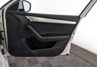 Подержанный автомобиль Skoda Octavia Liftback 2018 года (25 фото)