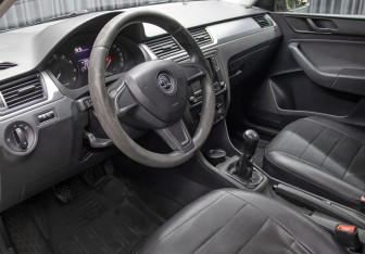 Подержанный автомобиль Skoda Rapid Liftback 2014 года (16 фото)