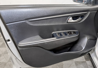 Подержанный автомобиль Kia Rio Hatchback 2021 года (16 фото)