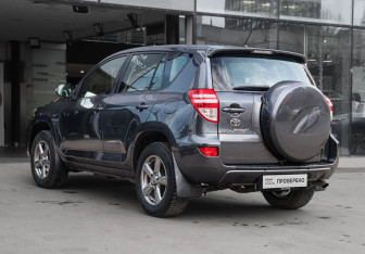 Подержанный автомобиль Toyota RAV4 2012 года (6 фото)