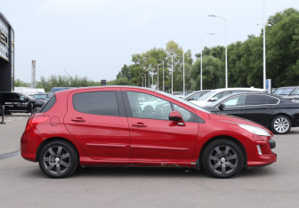 Подержанный автомобиль Peugeot 308 Hatchback 2010 года (4 фото)
