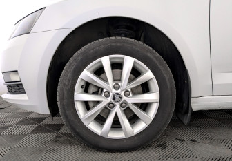 Подержанный автомобиль Skoda Octavia Liftback 2019 года (18 фото)