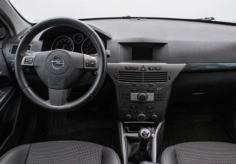 Подержанный автомобиль Opel Astra Hatchback 2006 года (13 фото)