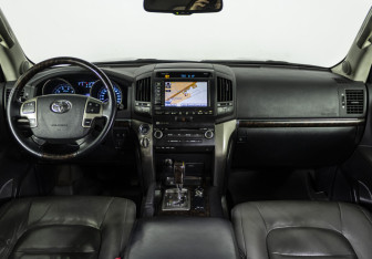 Подержанный автомобиль Toyota Land Cruiser Suv 2010 года (13 фото)