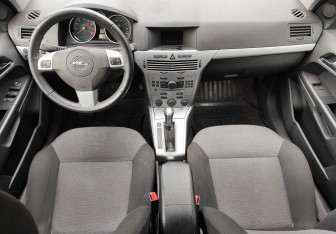 Подержанный автомобиль Opel Astra Hatchback 2012 года (10 фото)