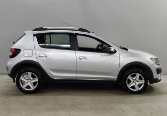 Подержанный автомобиль Renault Sandero 2016 года (4 фото)