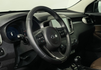 Подержанный автомобиль Kia Sorento 2016 года (13 фото)