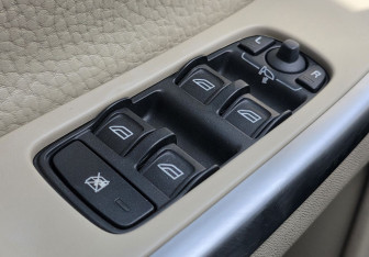 Подержанный автомобиль Volvo XC60 2009 года (17 фото)