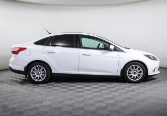 Подержанный автомобиль Ford Focus Sedan 2013 года (4 фото)
