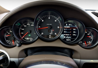 Подержанный автомобиль Porsche Cayenne 2017 года (13 фото)