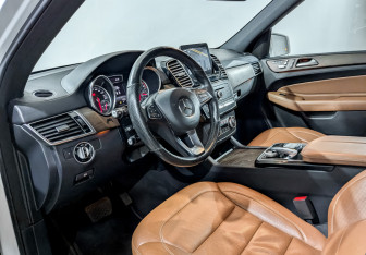 Подержанный автомобиль Mercedes-Benz GLE 2016 года (16 фото)