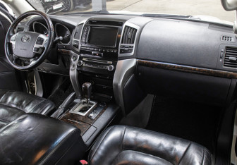Подержанный автомобиль Toyota Land Cruiser Suv 2013 года (11 фото)