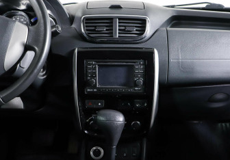 Подержанный автомобиль Nissan Terrano 2016 года (12 фото)