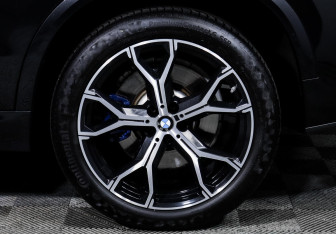 Подержанный автомобиль BMW X5 2021 года (15 фото)