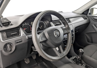Подержанный автомобиль Skoda Rapid Liftback 2017 года (16 фото)