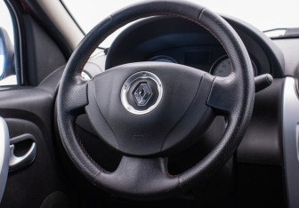 Подержанный автомобиль Renault Logan Sedan 2010 года (15 фото)