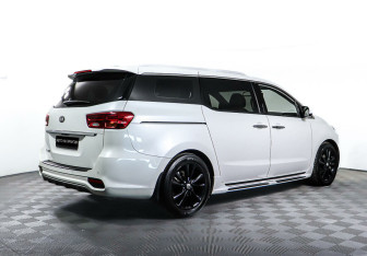 Подержанный автомобиль Kia Carnival 2019 года (5 фото)