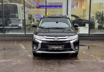 Подержанный автомобиль Mitsubishi Outlander 2018 года (2 фото)