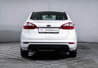 Подержанный автомобиль Ford Fiesta Sedan 2015 года (6 фото)