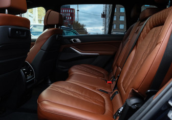 Подержанный автомобиль BMW X7 2021 года (9 фото)