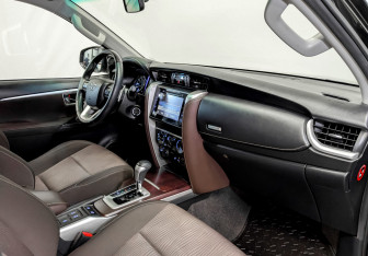 Подержанный автомобиль Toyota Fortuner 2019 года (11 фото)