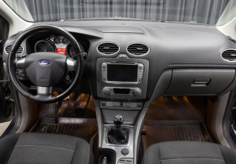 Подержанный автомобиль Ford Focus Hatchback 2008 года (14 фото)