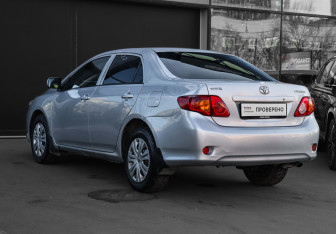 Подержанный автомобиль Toyota Corolla Sedan 2007 года (6 фото)