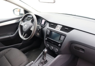 Подержанный автомобиль Skoda Octavia Liftback 2020 года (10 фото)