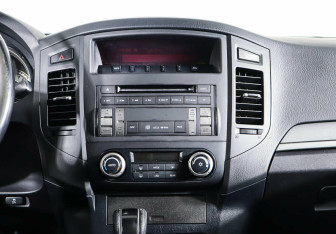 Подержанный автомобиль Mitsubishi Pajero 2012 года (10 фото)