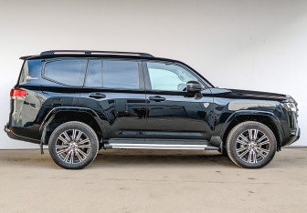 Подержанный автомобиль Toyota Land Cruiser Suv 2022 года (4 фото)