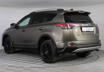 Подержанный автомобиль Toyota RAV4 2017 года (7 фото)