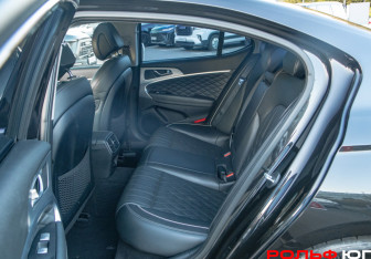 Подержанный автомобиль Genesis G70 2018 года (8 фото)