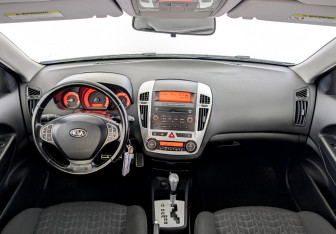 Подержанный автомобиль Kia Ceed Hatchback 2009 года (14 фото)